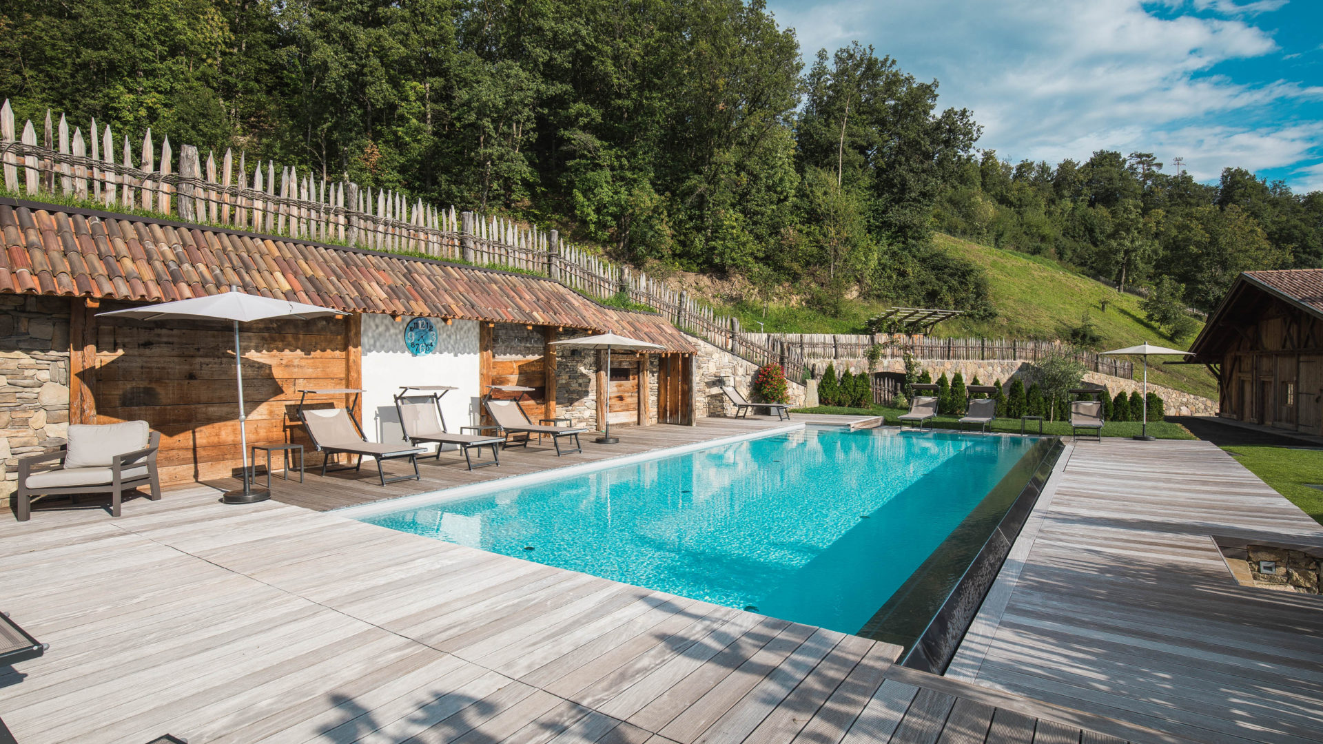 Beheizter Außenpool mit Panorama – ideal zum Entspannen nach einem aktiven Tag.